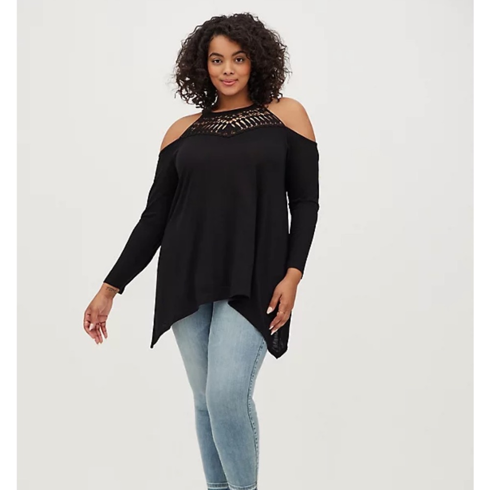 NWT TORRID COLD SHOULDER SHARKBITE HEM TOP 🔥🔥🔥